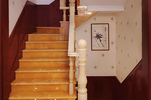 马鞍山中式别墅室内汉白玉石楼梯的定制安装装饰效果