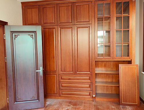 马鞍山中式家庭装修里定制的实木衣柜效果图